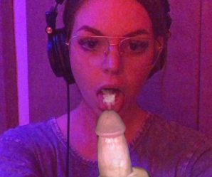 Slut listening to music while taking a load