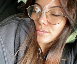 Hottie in the car cum facial