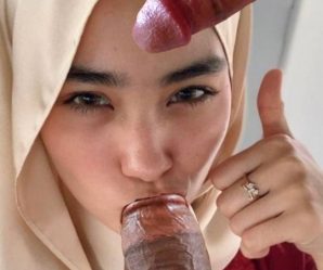 Malaysian Girl Blowjob 2 Cocks