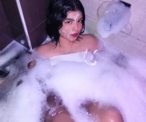 Stunning babe cum faked in bath